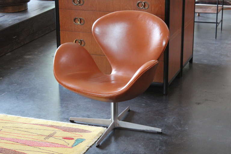 Leather Swan Chair by Arne Jacobsen for Fritz Hansen 3