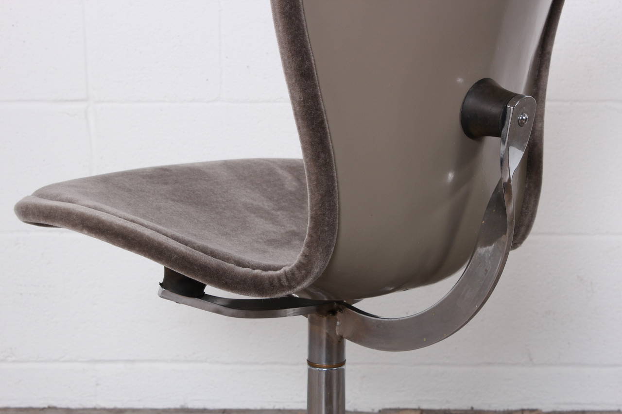 Ten Swiveling Ion Chairs by Gideon Kramer In Excellent Condition In Dallas, TX