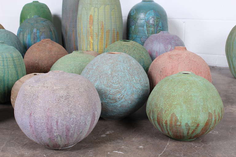 Large Collection of Pottery by Richard Lincoln In Excellent Condition In Dallas, TX