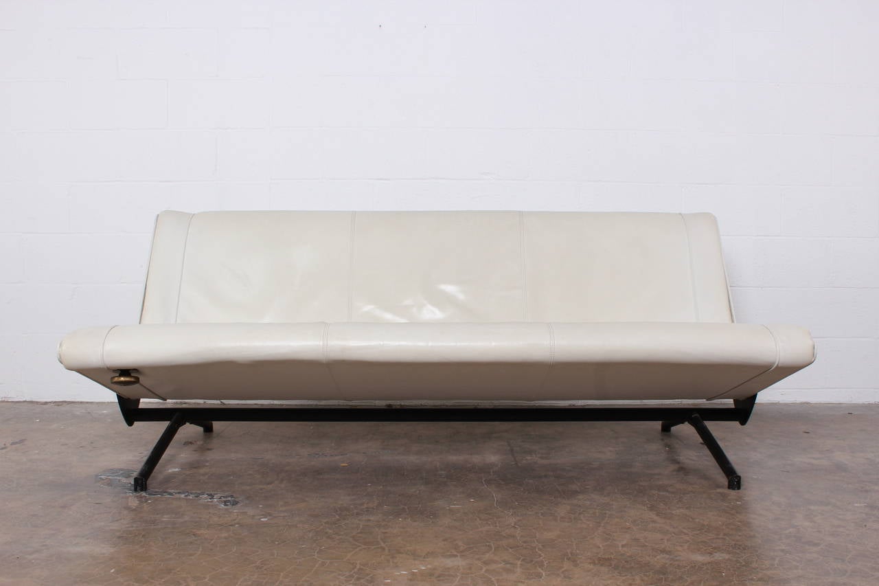 A D70 convertible sofa in white leather. Designed by Osvaldo Borsani for Tecno.