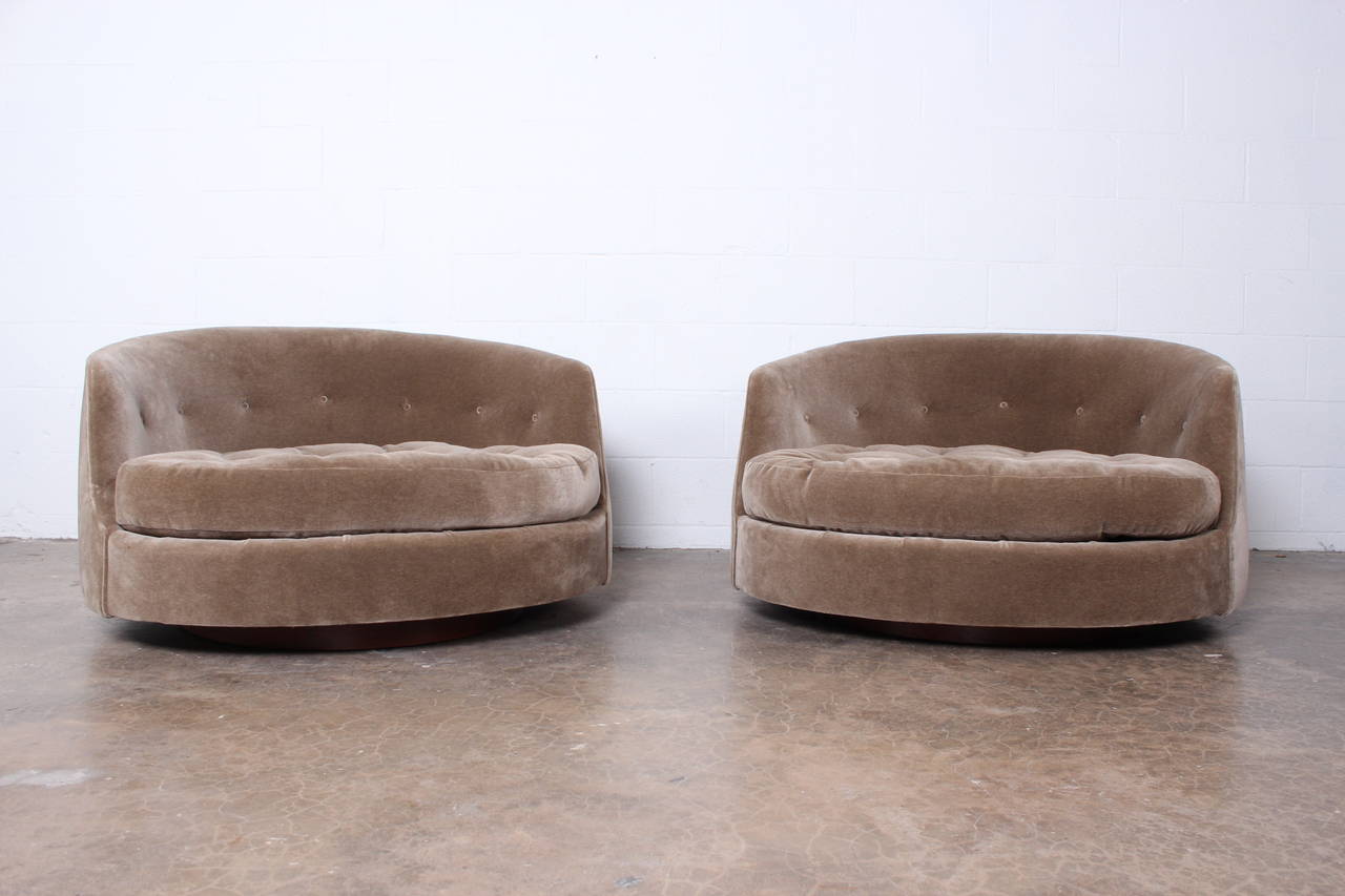 Large Pair of Swivel Chairs Designed by Milo Baughman In Excellent Condition In Dallas, TX