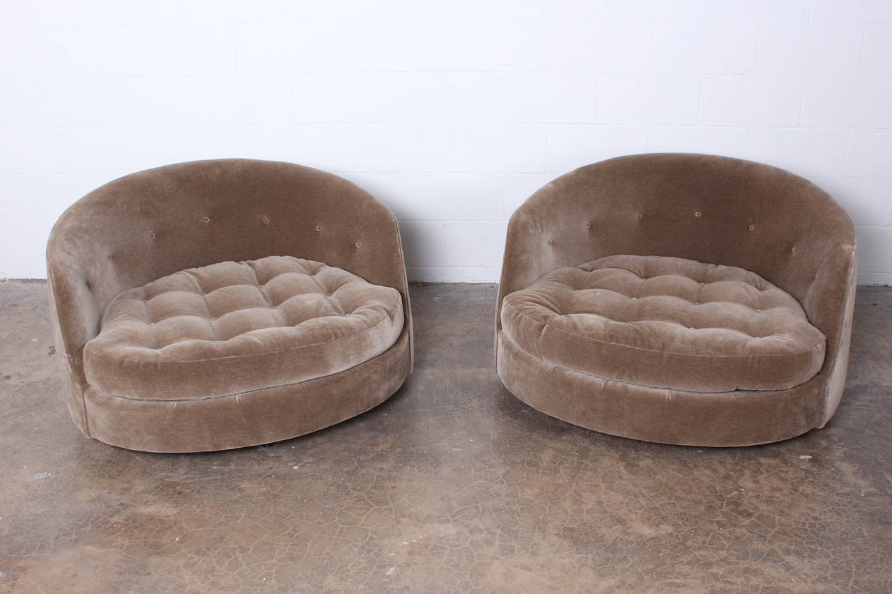 Large Pair of Swivel Chairs Designed by Milo Baughman 2