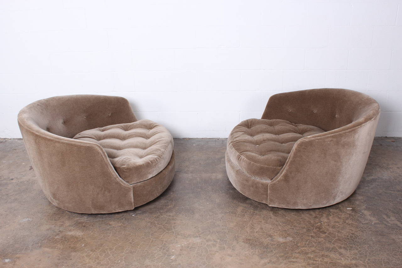Mid-20th Century Large Pair of Swivel Chairs Designed by Milo Baughman