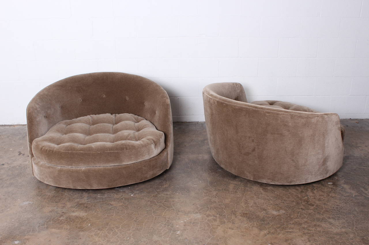 Large Pair of Swivel Chairs Designed by Milo Baughman 3