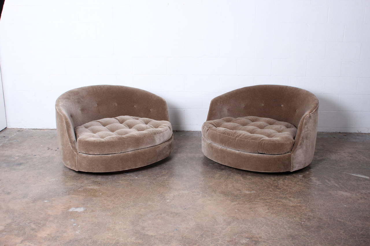 Large Pair of Swivel Chairs Designed by Milo Baughman 4