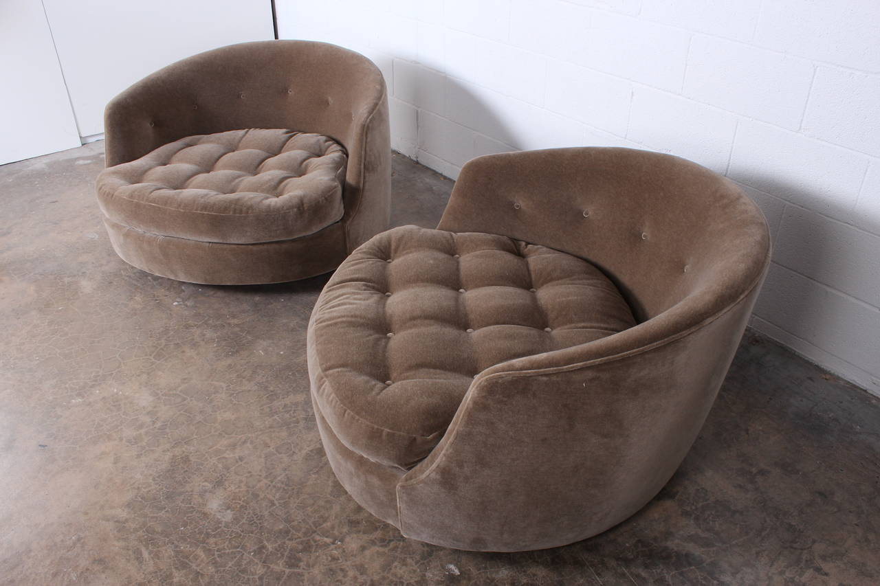 Large Pair of Swivel Chairs Designed by Milo Baughman 6