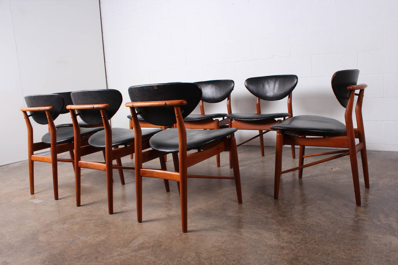 A beautiful set of eight teak NV108 dining chairs in original black leather. Designed by Finn Juhl for Niels Vodder and distributed by Illums Bolighus.
Matching dining table also available.