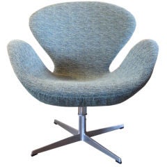 Tilt/swivel Swan chair by Arne Jacobsen