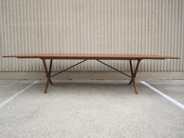 Large drop leaf dining table by Hans Wegner 1