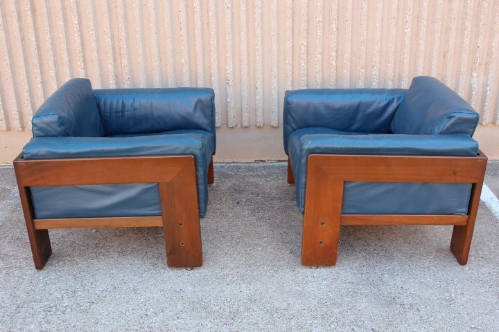 Mid-20th Century Pair of blue leather Bastiano lounge chairs by Tobia Scarpa