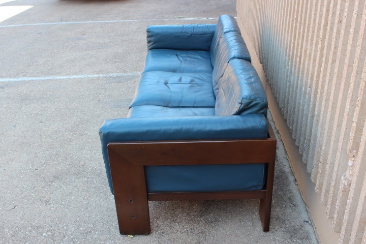 Original Blue leather Bastiano sofa by Tobia Scarpa In Good Condition In Dallas, TX