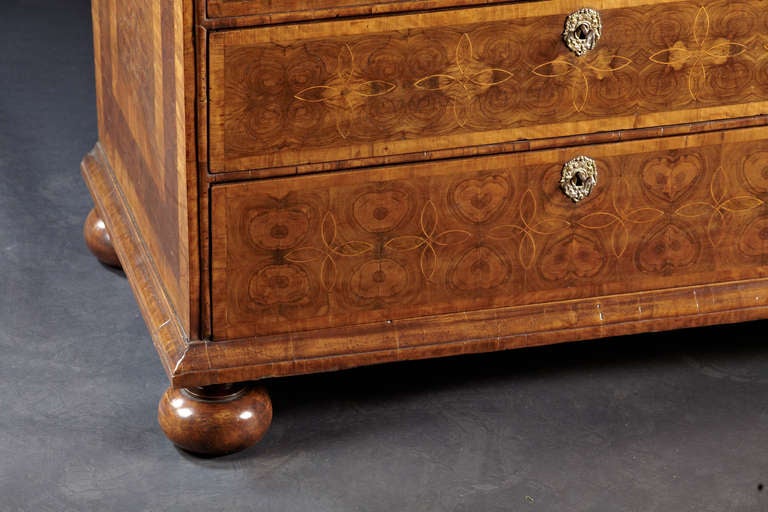 Fine and Rare George I Oyster Veneered Walnut Chest of Drawers For Sale 2