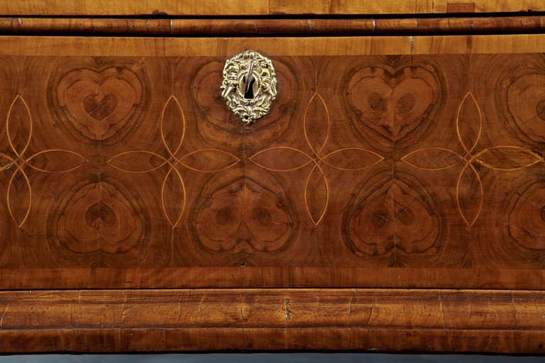 Fine and Rare George I Oyster Veneered Walnut Chest of Drawers For Sale 3