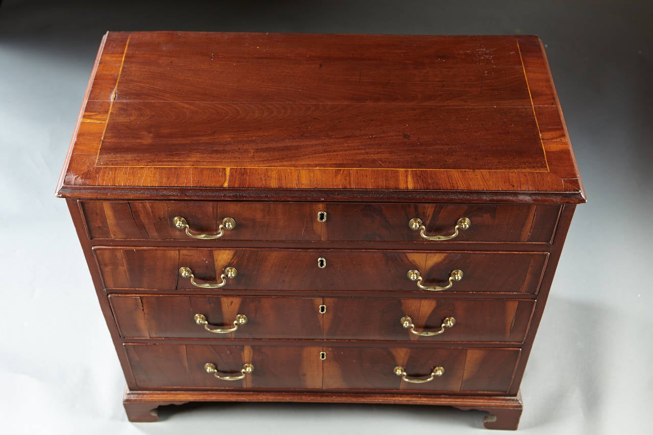 Distinctive English George III Walnut Chest of Drawers, circa 1780 In Excellent Condition For Sale In Woodbury, CT