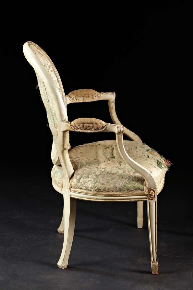 18th C. English Hepplewhite Painted and Gilt Oval Back Armchairs In Good Condition In Woodbury, CT