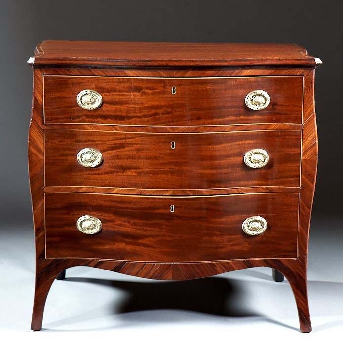A rare Hepplewhite period serpentine three drawer chest in mahogany. The conforming cross banded top raised on a bombe form case and raised on splayed french feet. Last quarter 18th century.