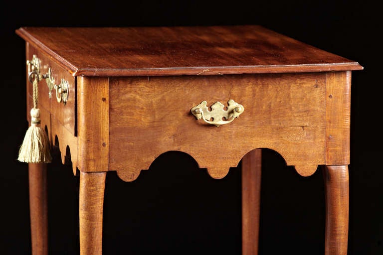 A Distinctive and Charming Queen Anne Side or Occasional Table In Excellent Condition In Woodbury, CT