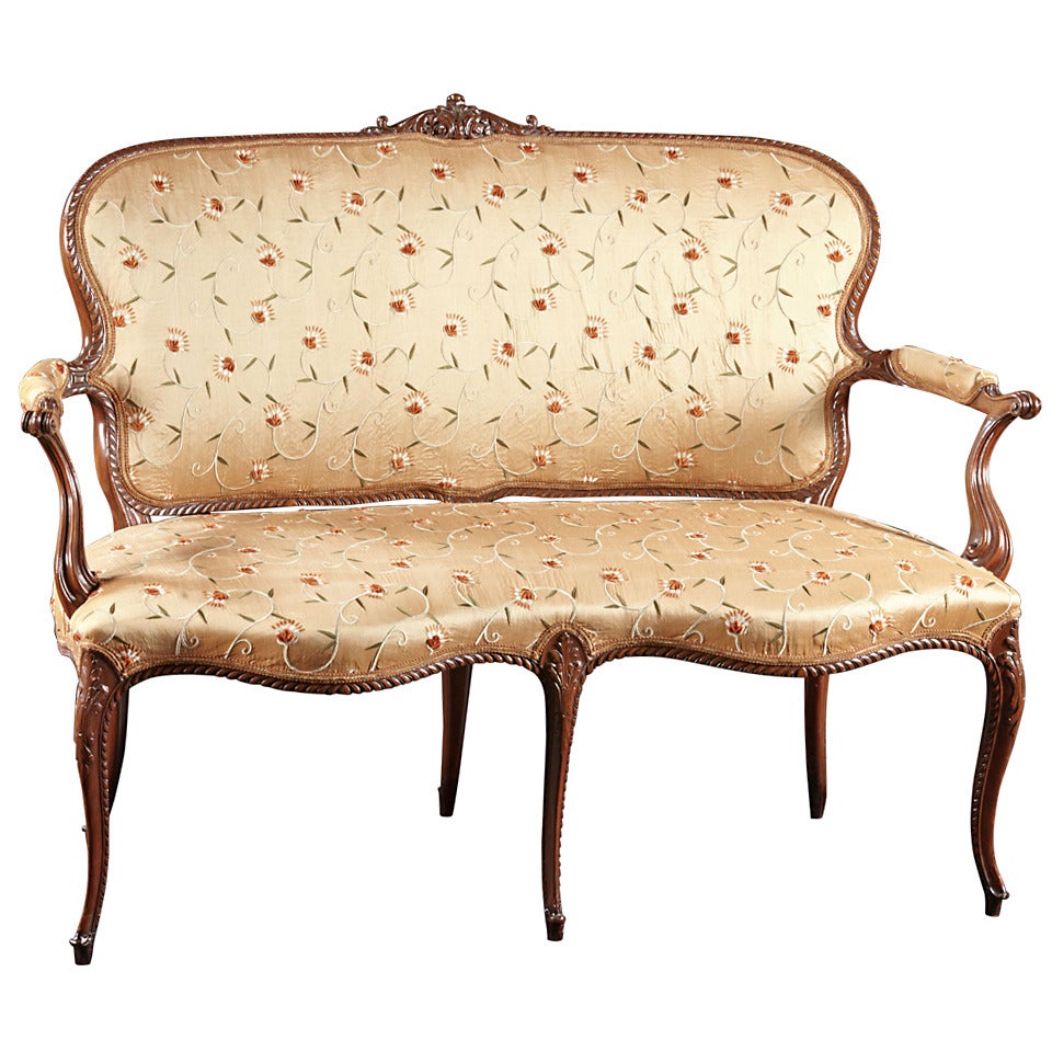 An 18th Century English Carved Mahogany Serpentine Settee For Sale