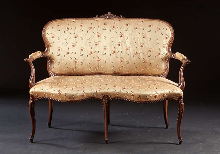 British An 18th Century English Carved Mahogany Serpentine Settee For Sale