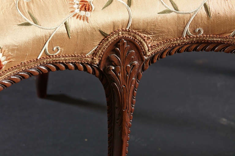 An 18th Century English Carved Mahogany Serpentine Settee For Sale 1