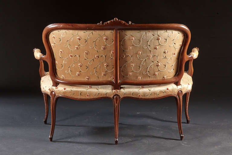 An 18th Century English Carved Mahogany Serpentine Settee For Sale 3