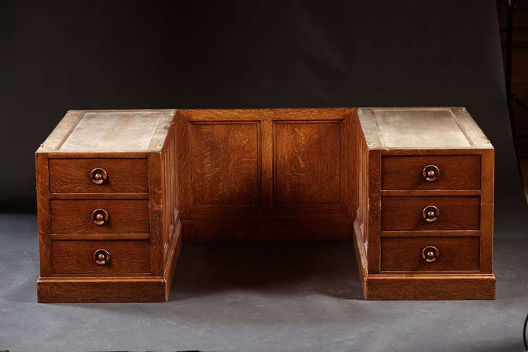 American A Large 19th Century Oak pedestal Partners Desk