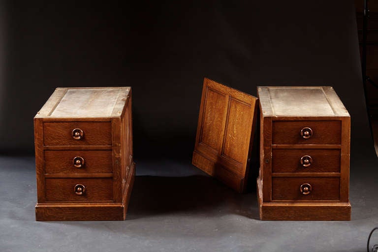 A Large 19th Century Oak pedestal Partners Desk In Excellent Condition In Woodbury, CT