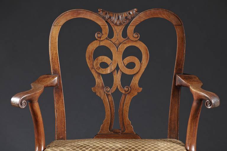 Pair of 18th Century Carved Walnut George II Library Armchairs In Excellent Condition For Sale In Woodbury, CT