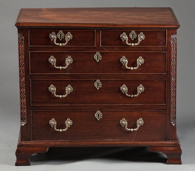 Diminutive 18th Century American Mahogany Chest of Drawers In Excellent Condition In Woodbury, CT