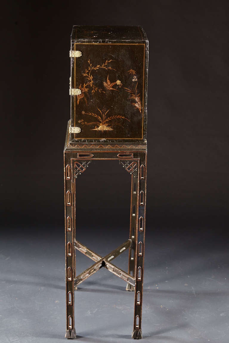 Small Lacquered Cabinet on Frame, English, circa 1800 In Good Condition For Sale In Woodbury, CT
