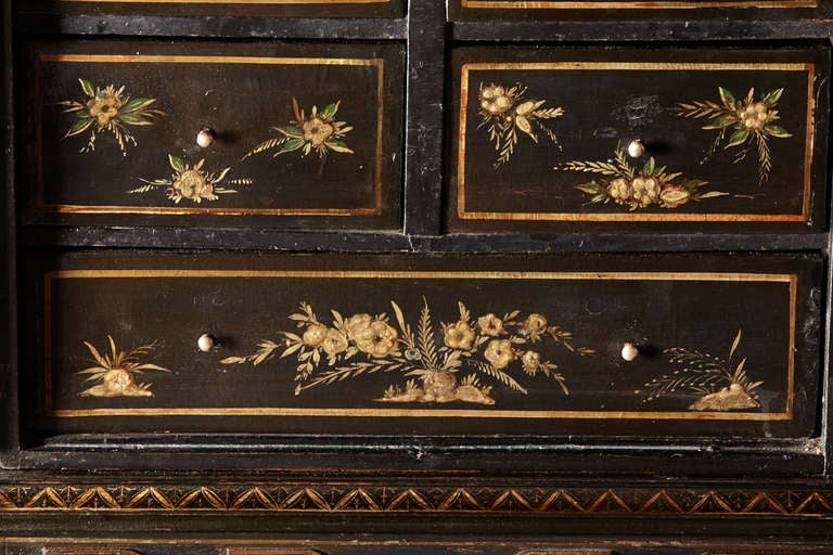Small Lacquered Cabinet on Frame, English, circa 1800 For Sale 1