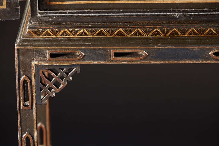 Small Lacquered Cabinet on Frame, English, circa 1800 For Sale 2