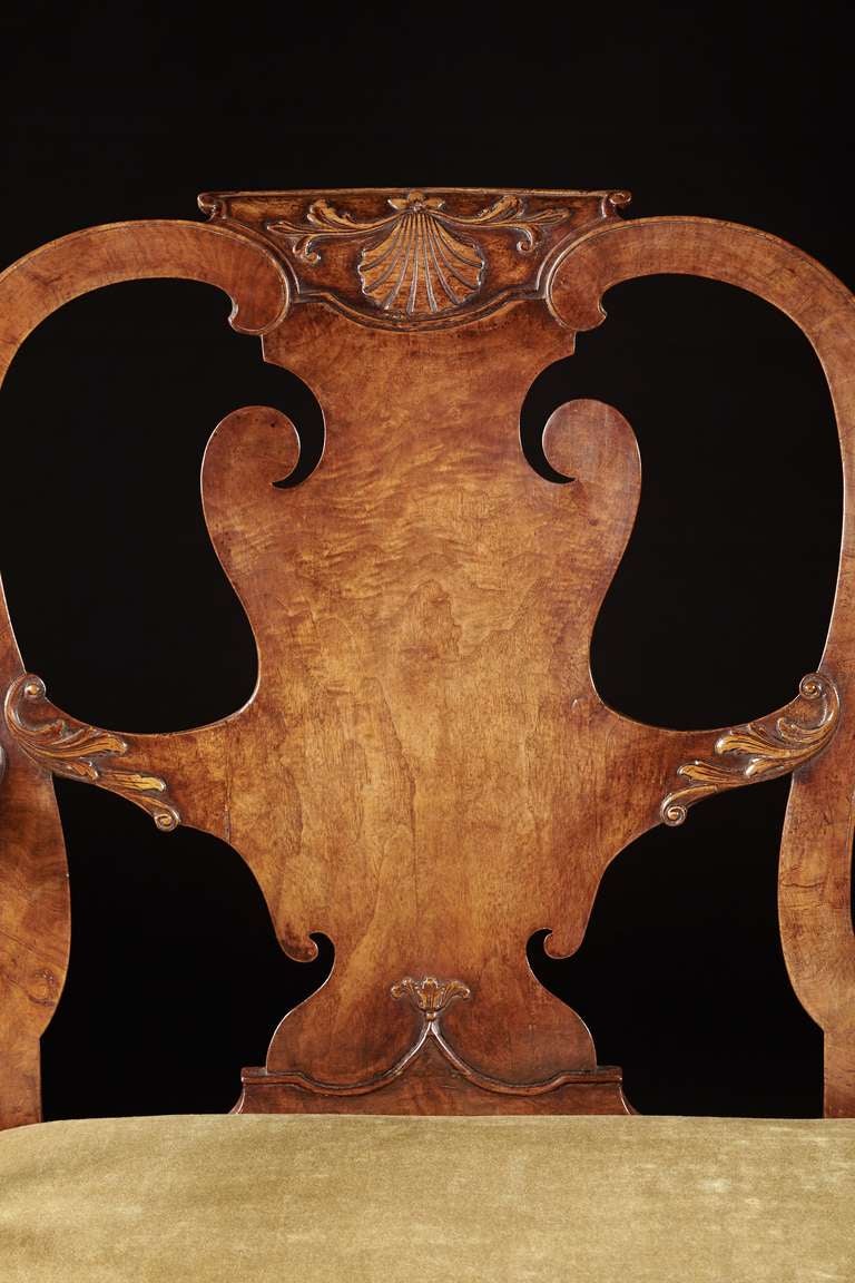 A Very Fine Early Georgian Carved Walnut Settee Circa 1735 In Excellent Condition In Woodbury, CT