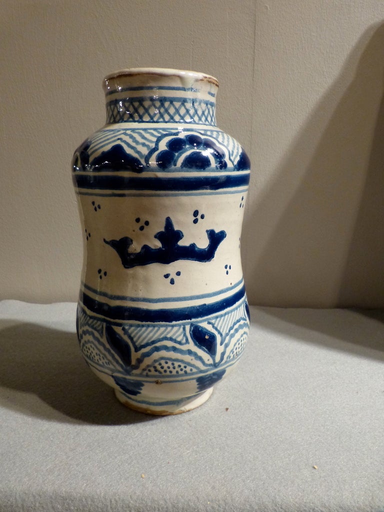 Mexican 18th century albarello Talavera jar with lion decoration to one side and crown au verso.Beautiful indigo blue on cream background. 