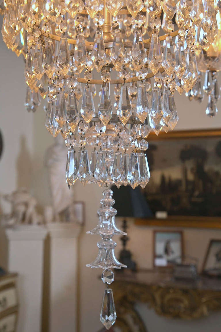 Un raffinato lampadario neoclassico inglese del periodo William IV in cristallo e vetro tagliato, forse di F. & C. Osler, con fiori a campana invertiti sotto quattro bracci altamente decorativi. Convertita dal gas, con le tubature originali ancora