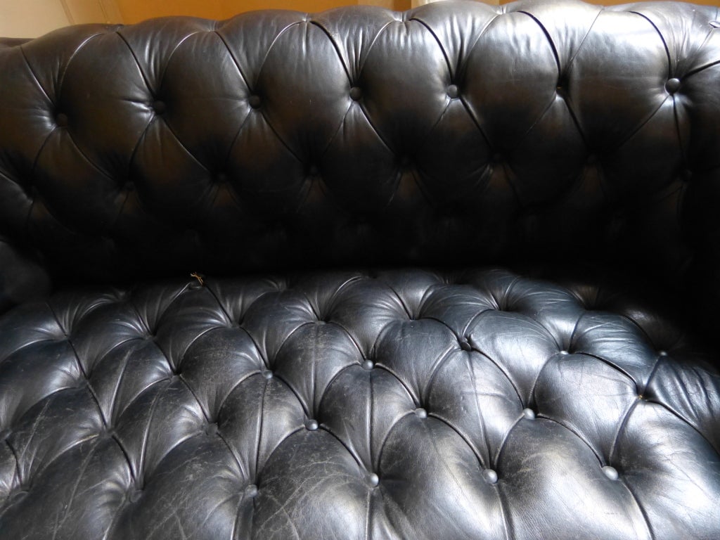 English Victorian Tufted Leather Chesterfield Sofa In Good Condition For Sale In Bantam, CT