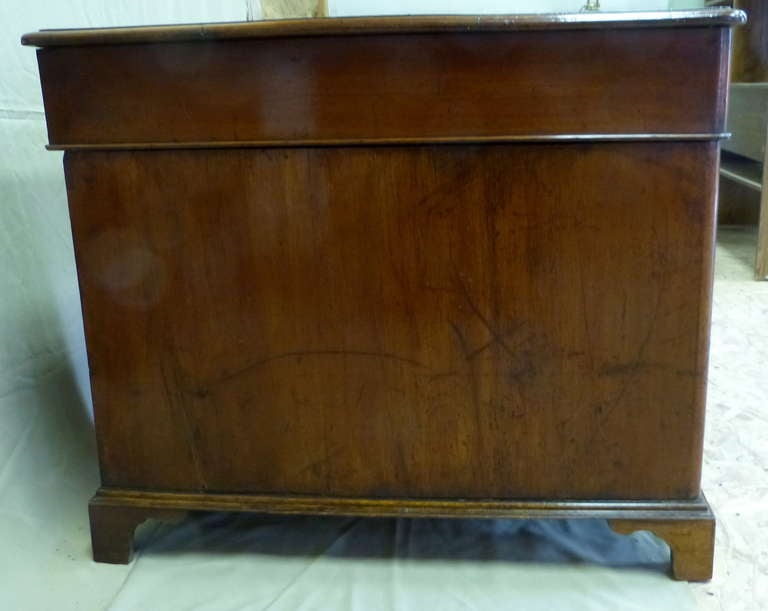 English Mahogany 19th Century Pedestal Desk In Good Condition For Sale In Bantam, CT