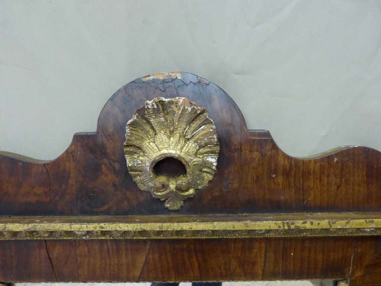 English George I Parcel Gilt and Walnut Mirror In Good Condition For Sale In Bantam, CT