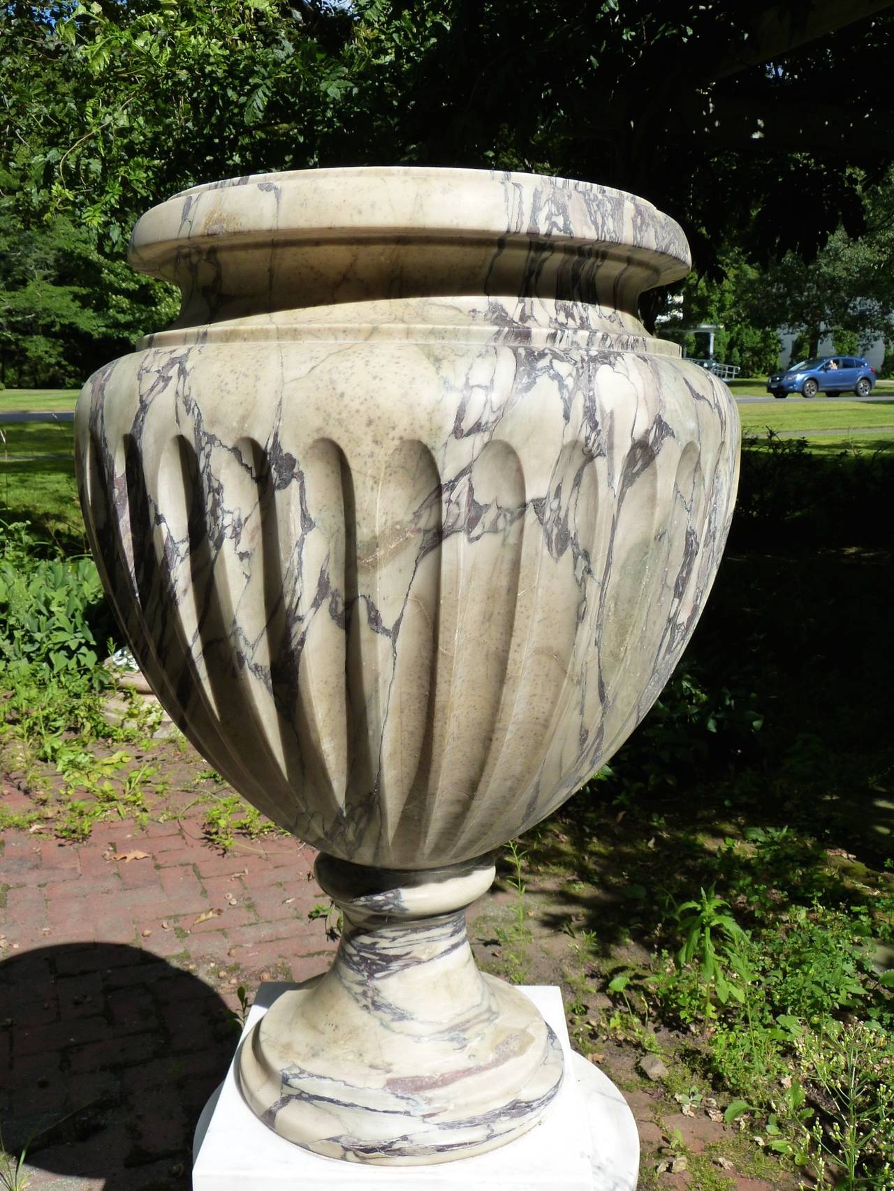A large and impressive pair of Italian Breccia di Medici neoclassic marble urns on Pedestals with later Carrara marble bases, late 19th century. The urns alone stand at 36 inches. La Breccia medicea, also known as breccia di Seravezza was used up to