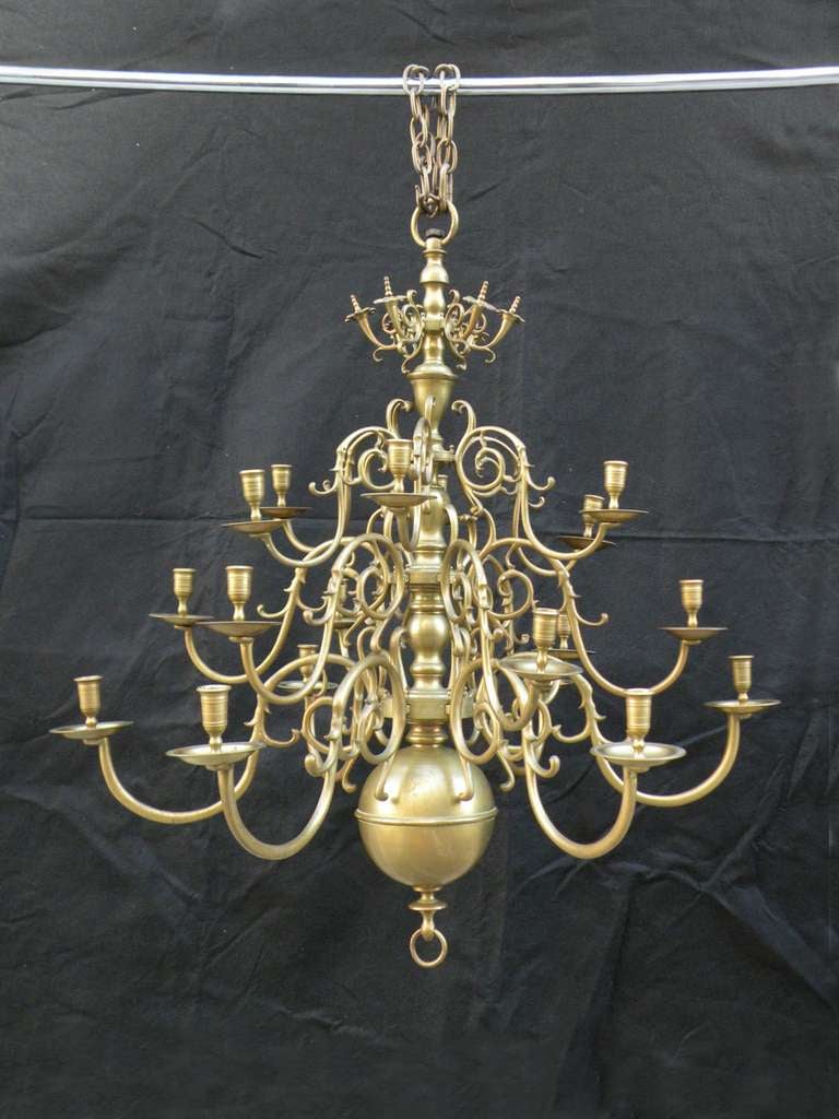 Grand Lustre en Laiton de Style Baroque Néerlandais à 18 Lumières Bon état - En vente à Troy, NY