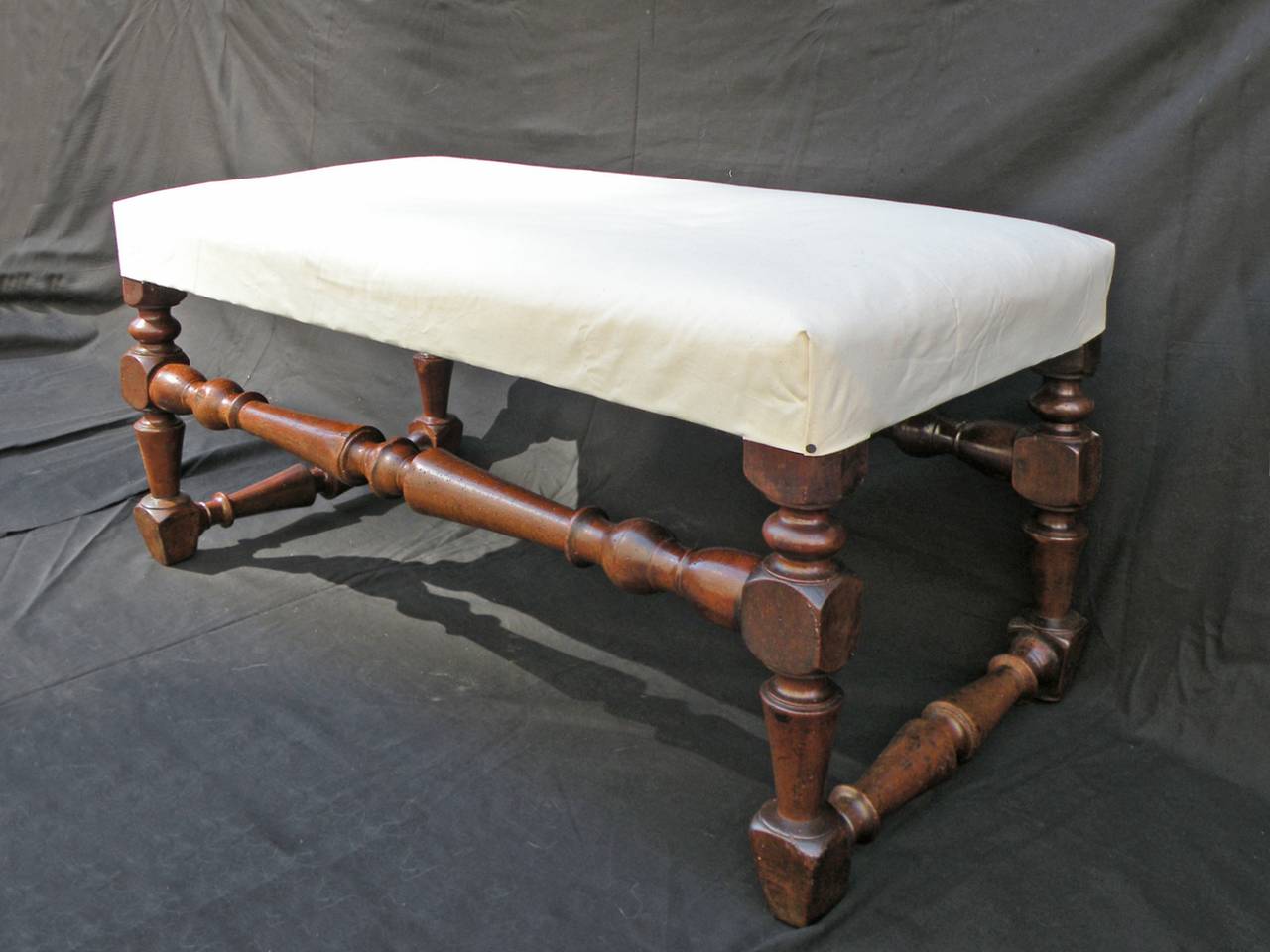 Italian Baroque 17th century walnut Bench In Good Condition For Sale In Troy, NY