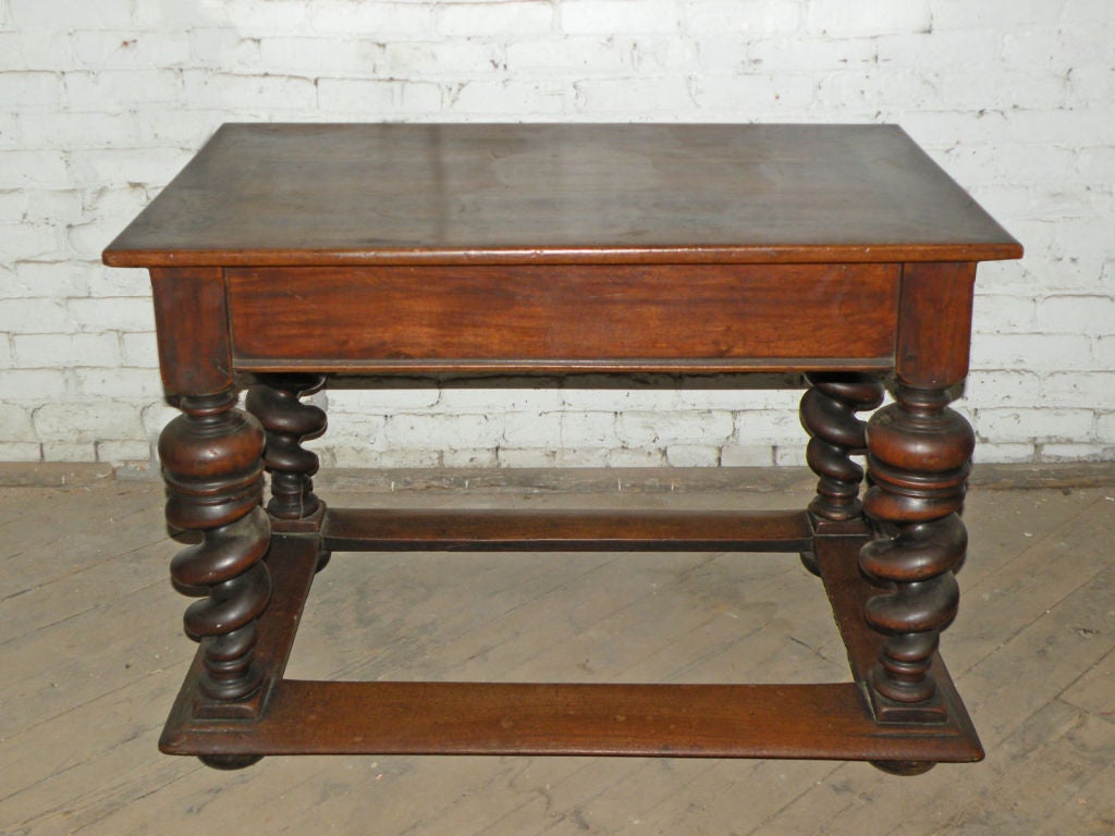 Baroque Table centrale en noyer baroque allemand du début du 18e siècle en vente