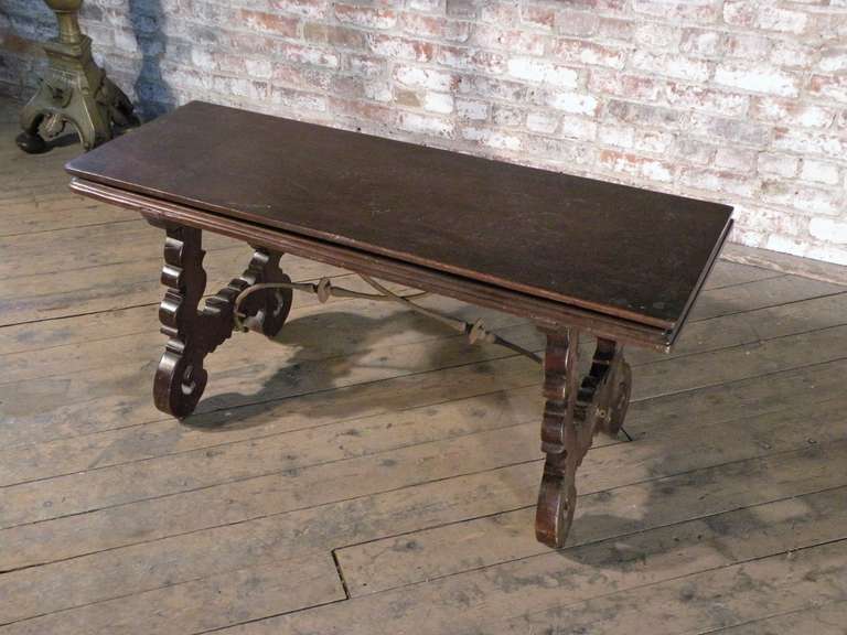 Espagnol Banc à abattant ou table basse baroque espagnol du XVIIe siècle en noyer en vente