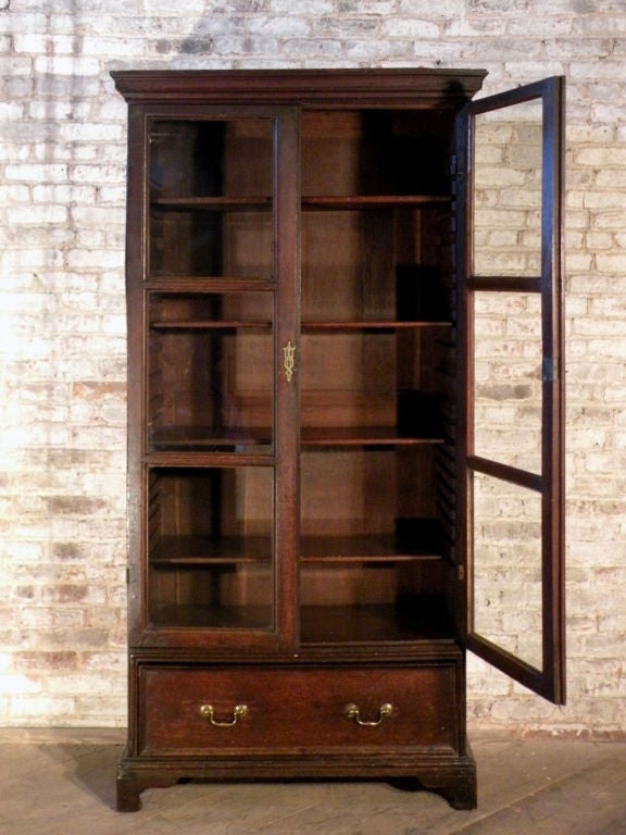 Early 18th century George I English Oak Bookcase or Vitrine In Good Condition In Troy, NY