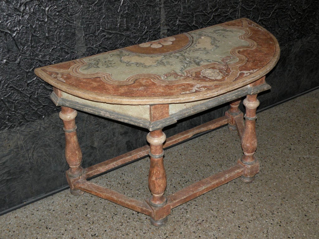 Dekoratives und charmantes Paar großer barocker Demi-Lune-Konsolentische. Zusammengefügt können sie auch als Mitteltisch fungieren. Die Tabellen  sind aus dem 18. Jahrhundert, die Farbdekoration stammt wahrscheinlich aus dem 19.
