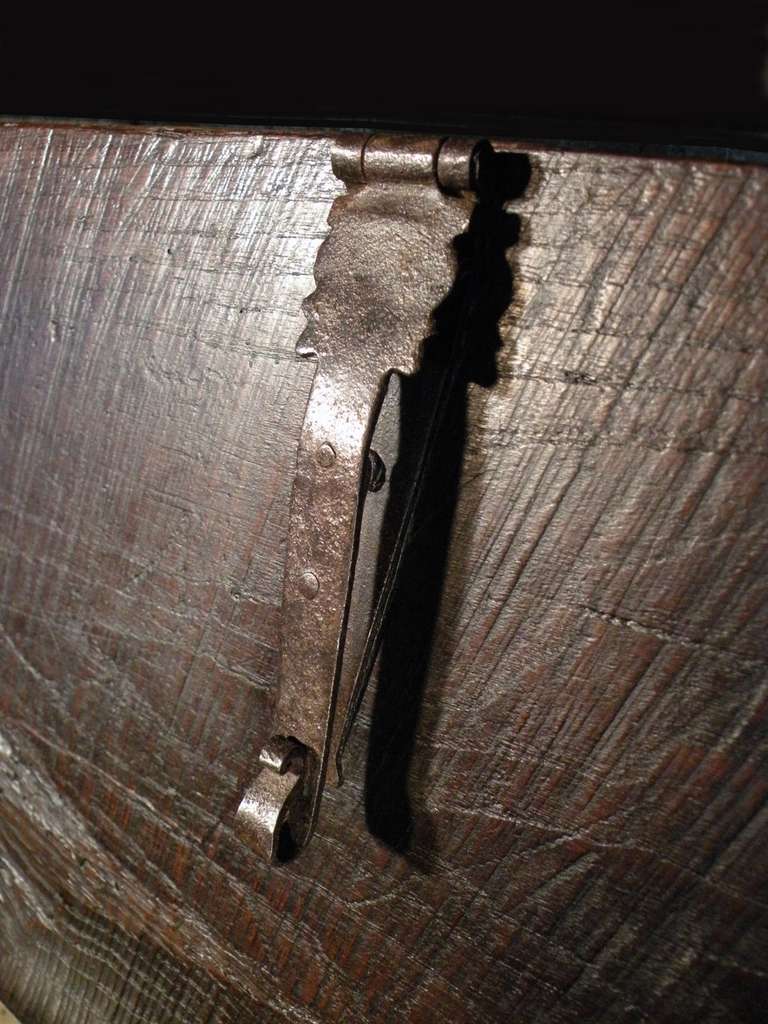 Spanische spätgotische Eichenschatulle aus dem 16. Jahrhundert und später (Eichenholz) im Angebot