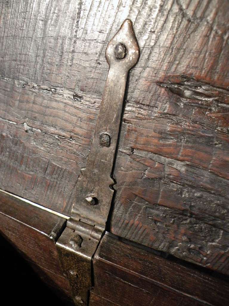 Spanische spätgotische Eichenschatulle aus dem 16. Jahrhundert und später im Angebot 1