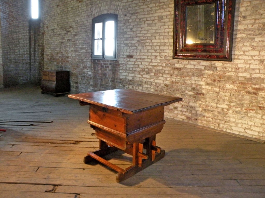 Rustikaler Schweizer Kiefernholztisch aus dem frühen 18. Jahrhundert (Schweizerisch) im Angebot