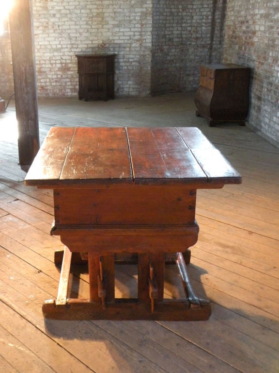 Rustikaler Schweizer Kiefernholztisch aus dem frühen 18. Jahrhundert im Zustand „Gut“ im Angebot in Troy, NY