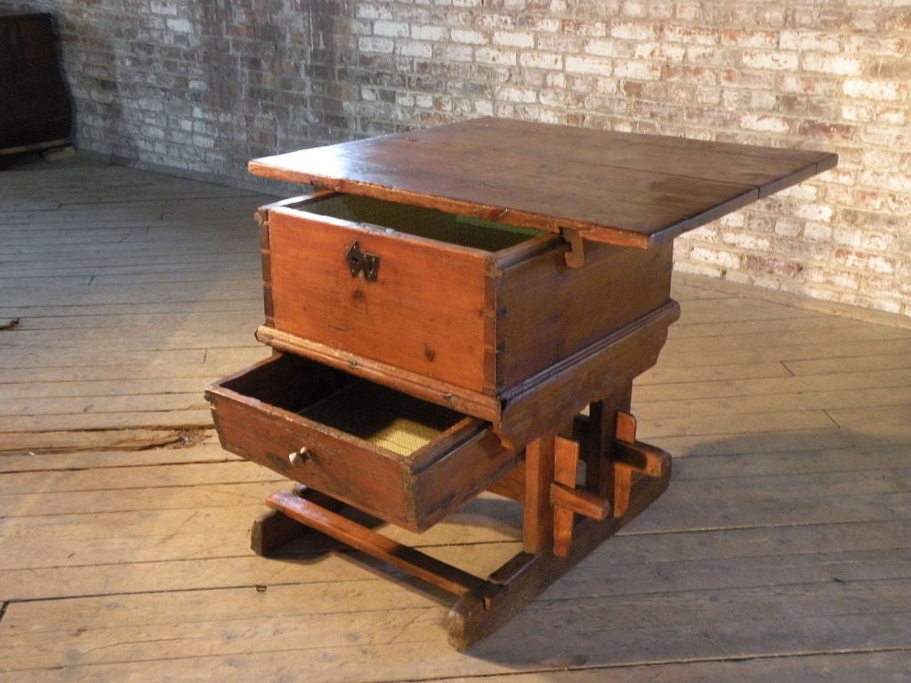 Rustikaler Schweizer Kiefernholztisch aus dem frühen 18. Jahrhundert im Angebot 1